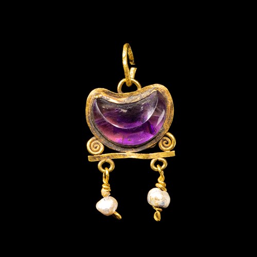 A Roman gold earring with amethyst and pearls.